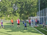 Laatste training S.K.N.W.K. JO8-1 (partijtje tegen de ouders) van maandag 2 juni 2025 (61/123)